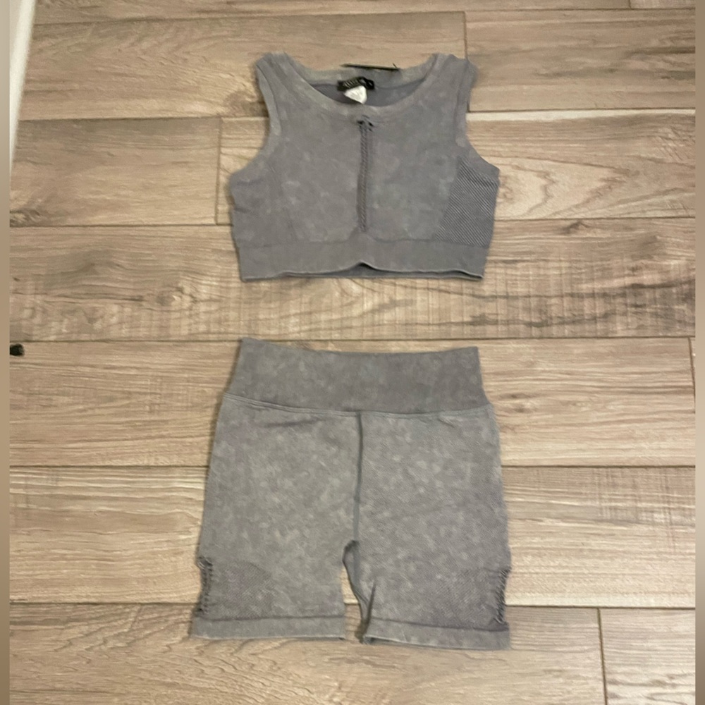 NEW - Activewear and Workout Set. Charcoal Gray. Sports bra and shorts set. Acid